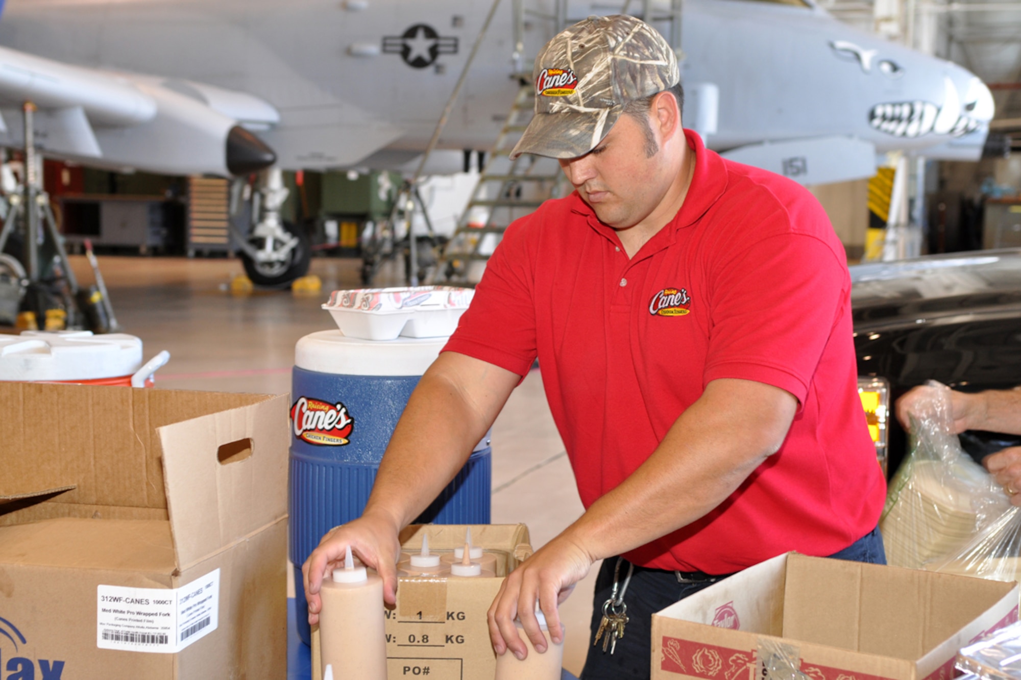 Jack Skaggs, general manager, Raising Cane’s Chicken Fingers restaurant #26 on Youree Drive, prepares to serve lunch to more than 400 Airmen from the 917th Wing at Barksdale Air Force Base, La., June 5, 2009. Managers from several Shreveport-Bossier area restaurants pitched in to provide lunch in an effort to “do their part in supporting local men and women who serve our country every day.” (U.S. Air Force photo/Tech. Sgt. Jeff Walston)
