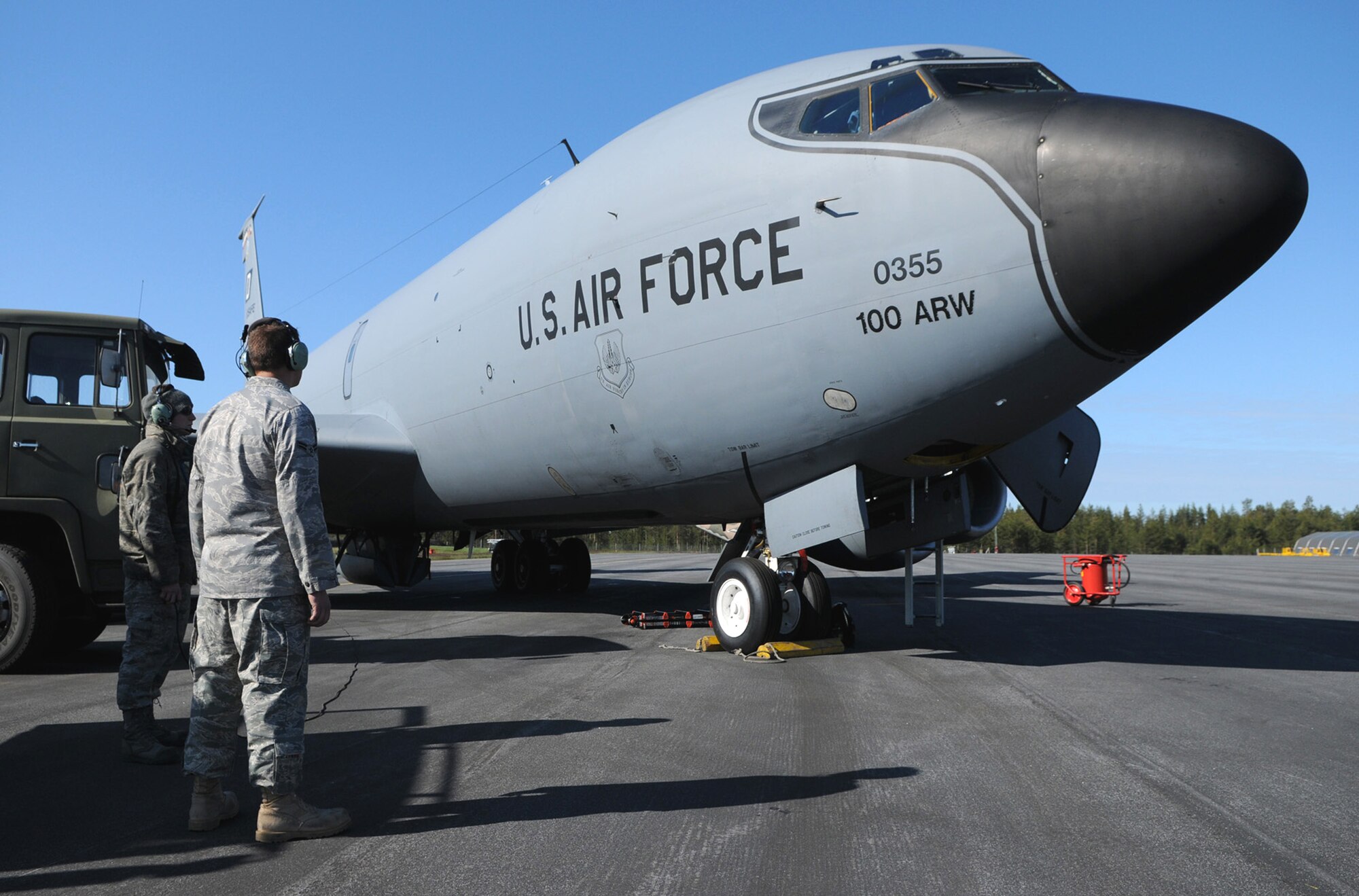 Maintainers from the 100th Aircraft Maintenance Squadron monitor the premission fueling of a 100th Air Refueling Wing KC-135 before the first mission of Exercise Loyal Arrow 2009 June 8 in Lulea, Sweden. The 10-day exercise included Airmen from Royal Air Force Mildenhall, England, and RAF Lakenheath, England, and Ramstein Air Base, Germany. (U.S. Air Force photo/Staff Sgt. Austin M. May)
