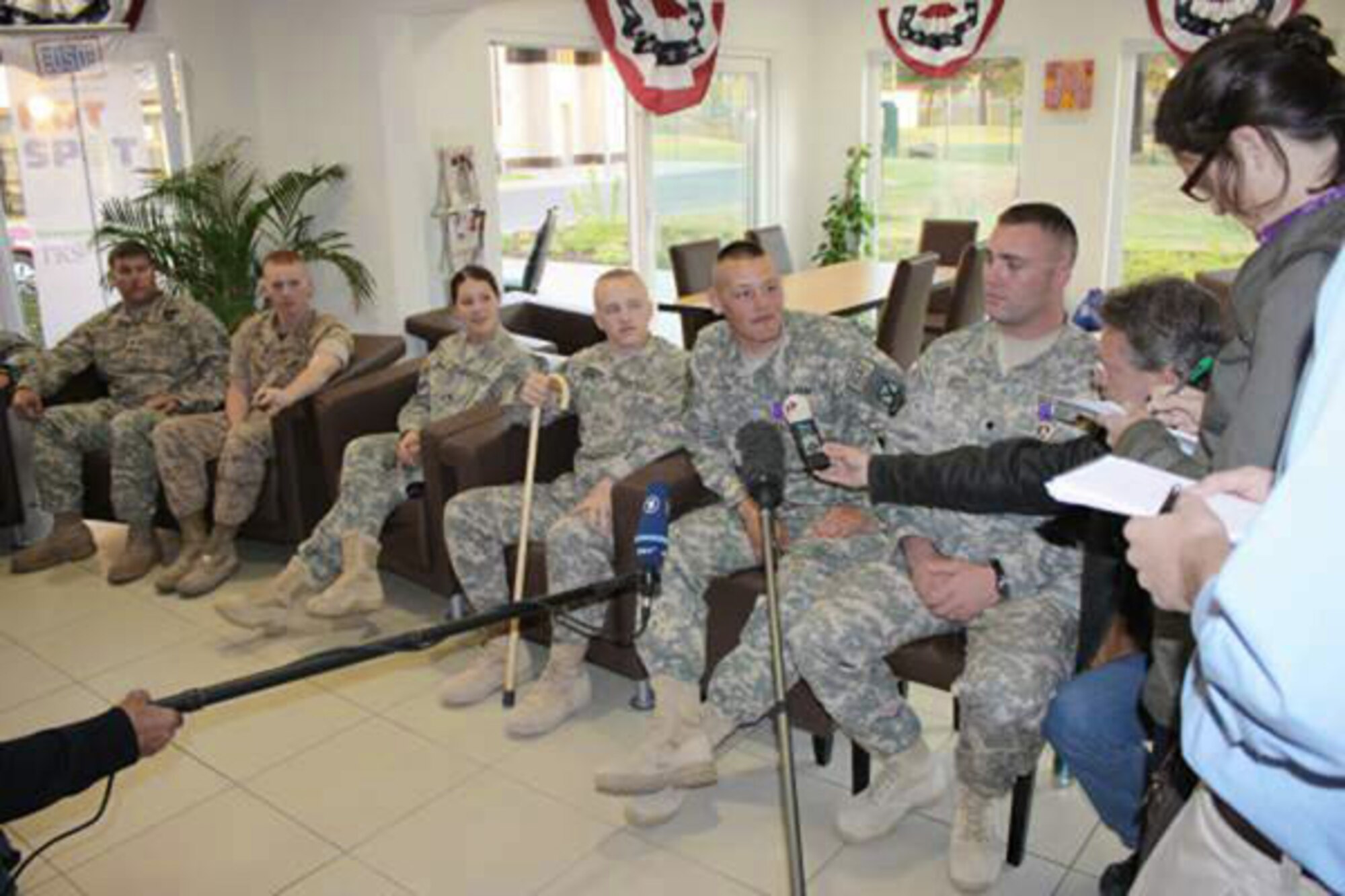 Staff and patients at Landstuhl Regional Medical Center describe their experience of meeting President Barack Obama with members of the media June 5 in the USO Warrior Center in Landstuhl, Germany. (U.S. Army photo/Petty Officer 3rd Class Roberto Mendoza) 
