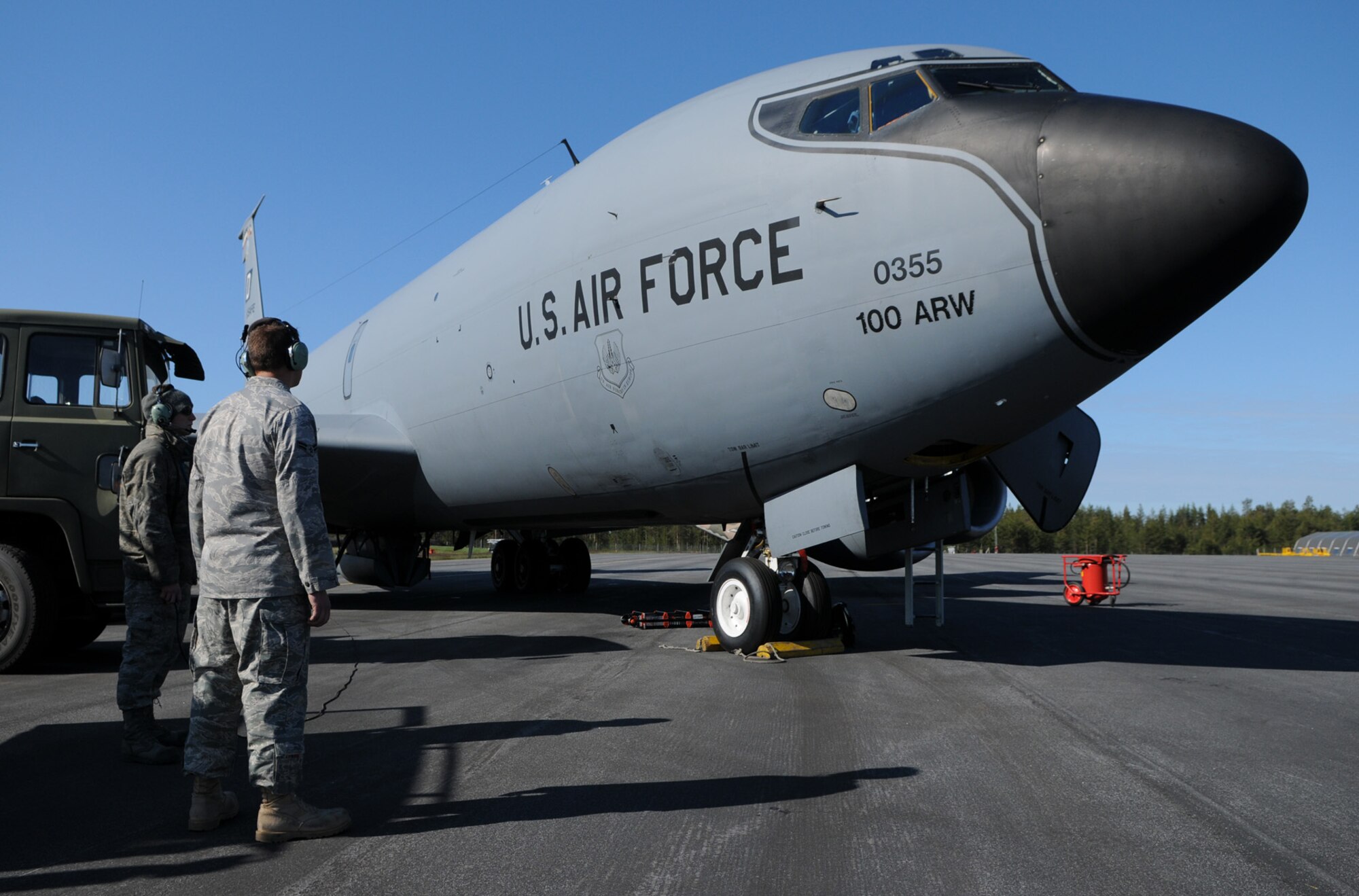 Maintainers from the 100th Aircraft Maintenance Squadron, monitor the pre-mission fueling of a 100th Air Refueling Wing KC-135 before the first mission of Loyal Arrow 2009 in Lulea, Sweden.  The ten-day exercise includes Airmen from RAFs Mildenhall and Lakenheath and Ramstein Air Base, Germany.  (U.S. Air Force photo by Staff Sgt. Austin M. May)  