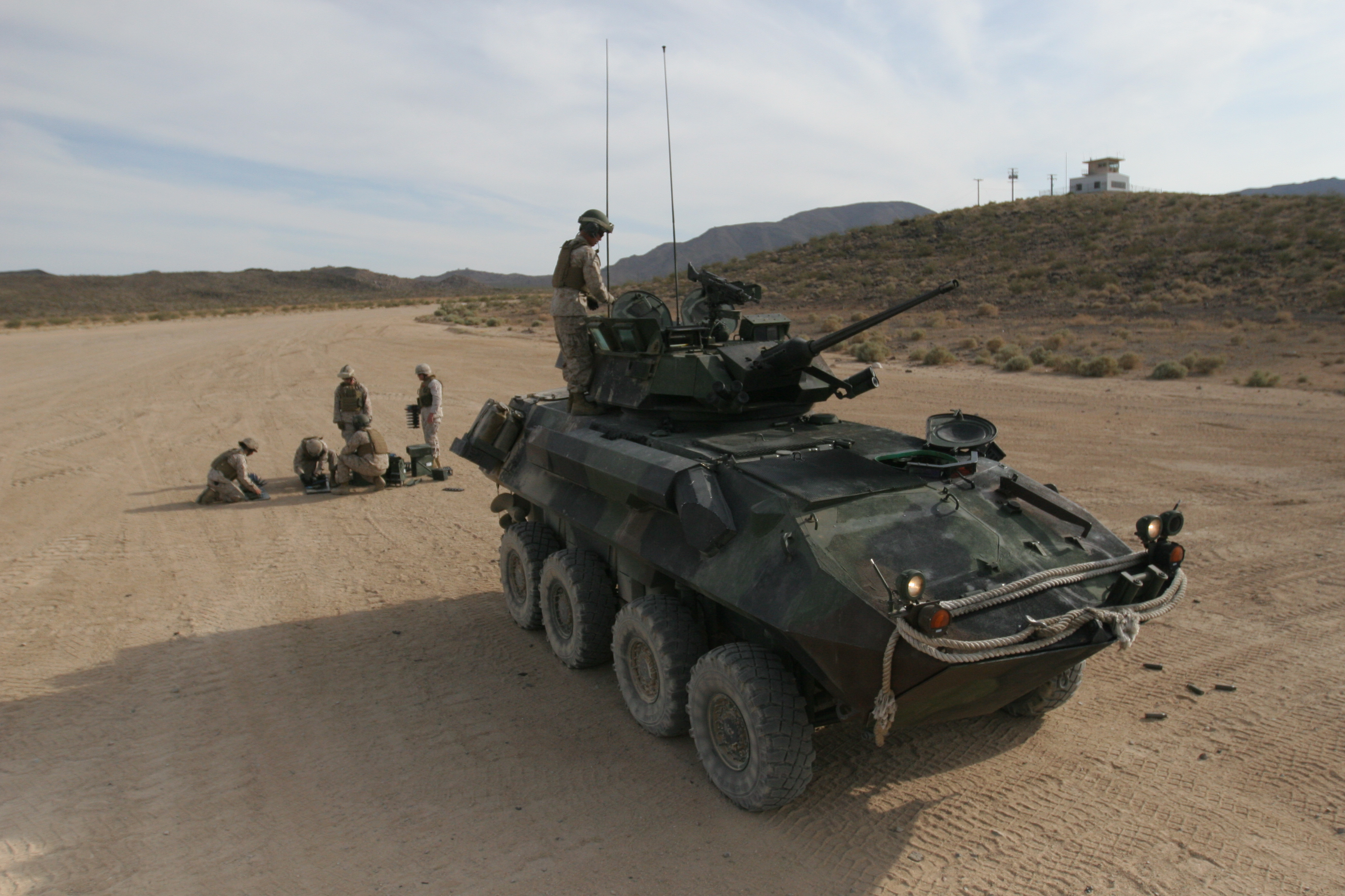 1st Tanks, 1st LAR fire guns > 11th Marine Expeditionary Unit > News Article Display