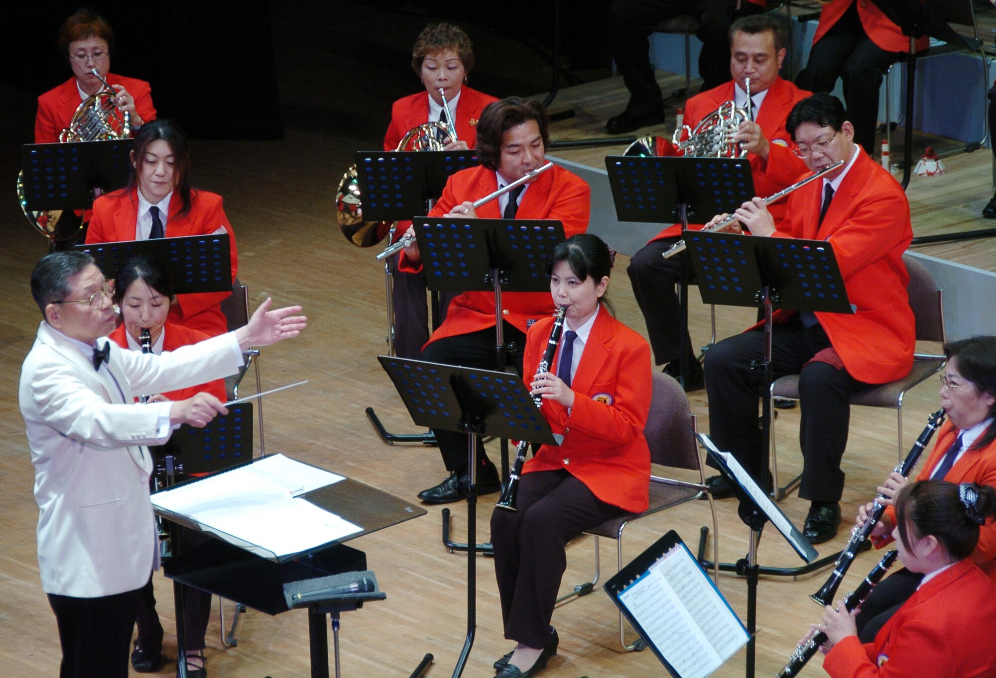 MIZUHO, Japan -- Hisatoshi Muta conducts the Mizuho Youth Symphonic Band June 14 during a concert at the Mizuho Viewpark Sky Hall. Senior Master Sgt. Daniel Smalley, U.S. Air Force Band of the Pacific-Asia, sang a variety of numbers during the concert, including "I Left My Heart in San Francisco" and "New York, New York" for a crowd of more than 300. (U.S. Air Force photo/Master Sgt. Matt Summers)