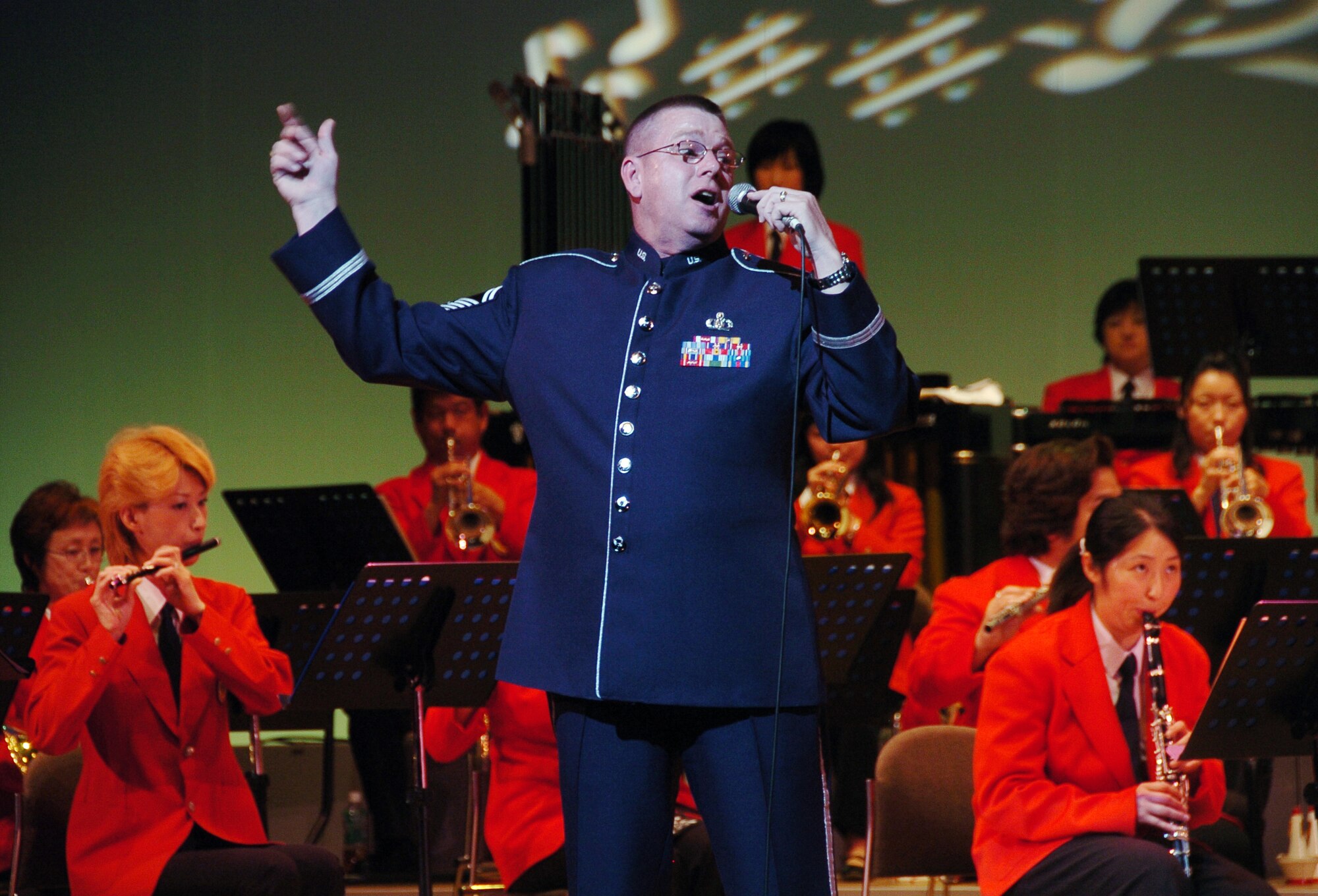 MIZUHO, Japan -- Senior Master Sgt. Daniel Smalley, U.S. Air Force Band of the Pacific-Asia, performs June 14 during a concert by the Mizuho Youth Symphonic Band at the Mizuho Viewpark Sky Hall. Sergeant Smalley sang a variety of numbers, including "I Left My Heart in San Francisco" and "New York, New York" for a crowd of more than 300. (U.S. Air Force photo/Master Sgt. Matt Summers)