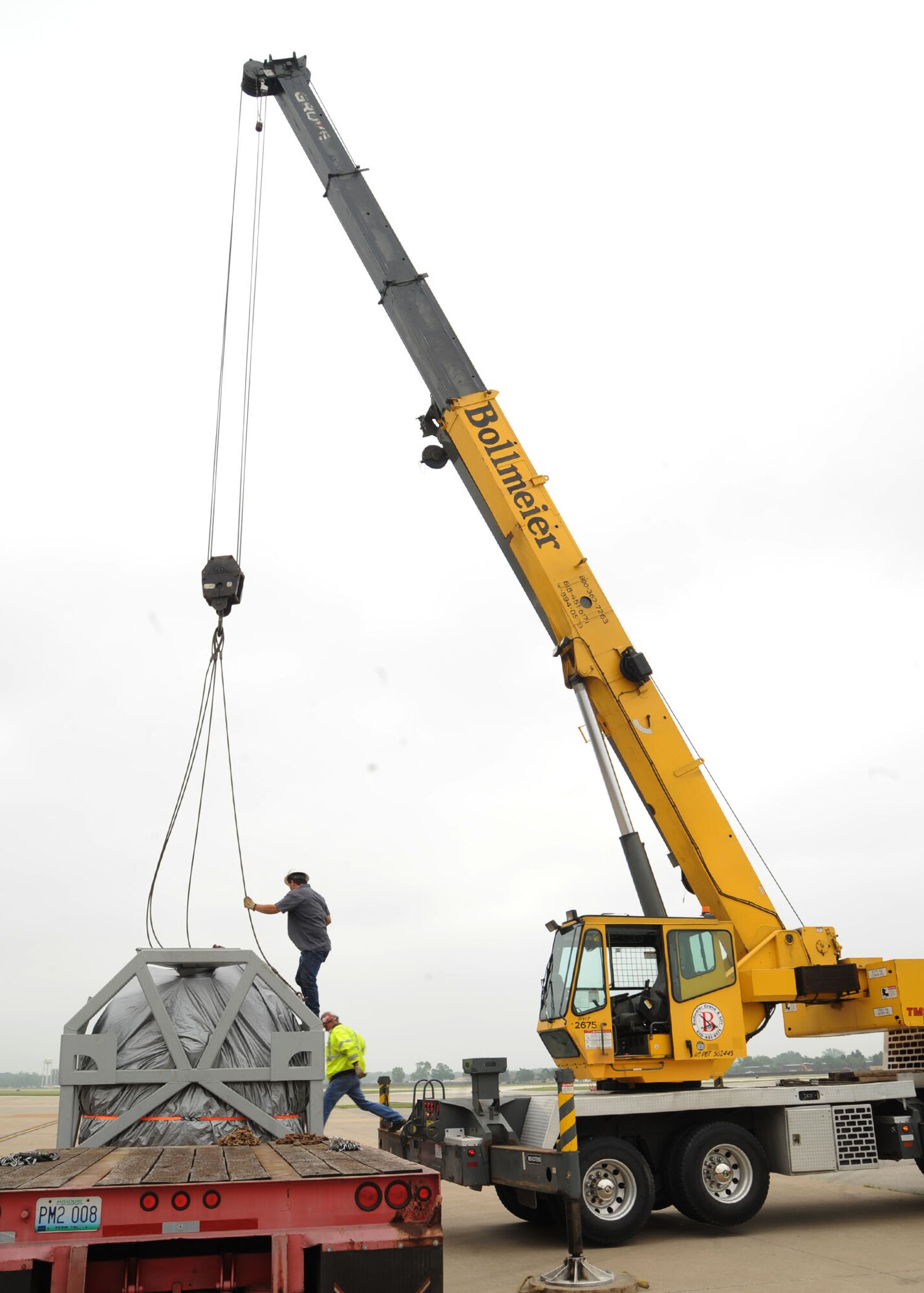 SCOTT AIR FORCE BASE, Ill. -- Contractors from Bollmeier Crane prepare the core of a MRI machine for loading onto a C-17 Globemaster Friday. In conjunction with the 375th Logistic Readiness Squadron and Washington University the core will be flown to Argentina and mated with the outer shell that was transported there in August. (Photo by Airman 1st Class Wesley Farnsworth)