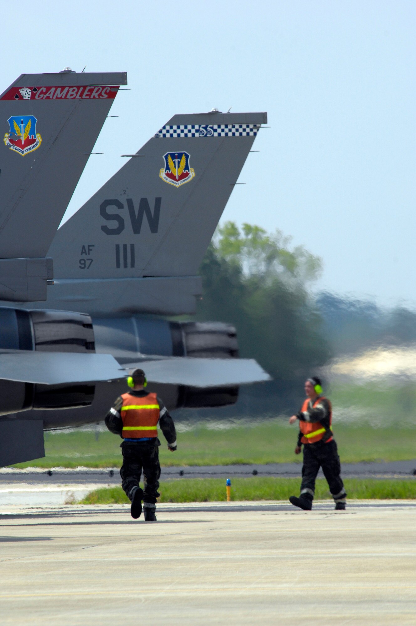 SHAW AIR FORCE BASE, S.C. -- Members of the 20th Aircraft Maintenance Squadron end of runway team do final checks of F-16 aircraft before their sorties for Team Shaw's operational readiness inspection, June 16. The ORI will evaluate Shaw's ability to survive and operate in combat conditions. (U.S. Air Force photo/Senior Airman Kathrine McDowell)