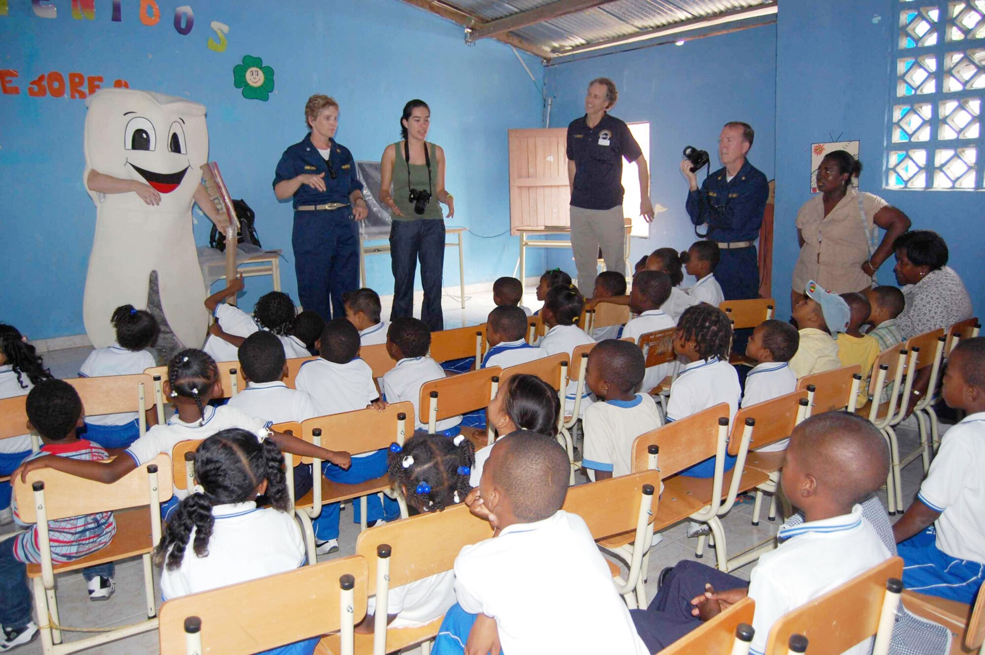 Members from the dental team assigned to Military Sealift Command hospital ship USNS Comfort teach an oral hygiene class for 400 students at Chilvi School in Tumaco, Colombia June 15 in support of Continuing Promise 2009. CP09 is a four month humanitarian and civic assistance mission to seven countries in Latin America and the Caribbean. Comfort is scheduled to be in Colombia until June 17. (Department of Defense photo/Airman 1st Class Ashley Garcia) 