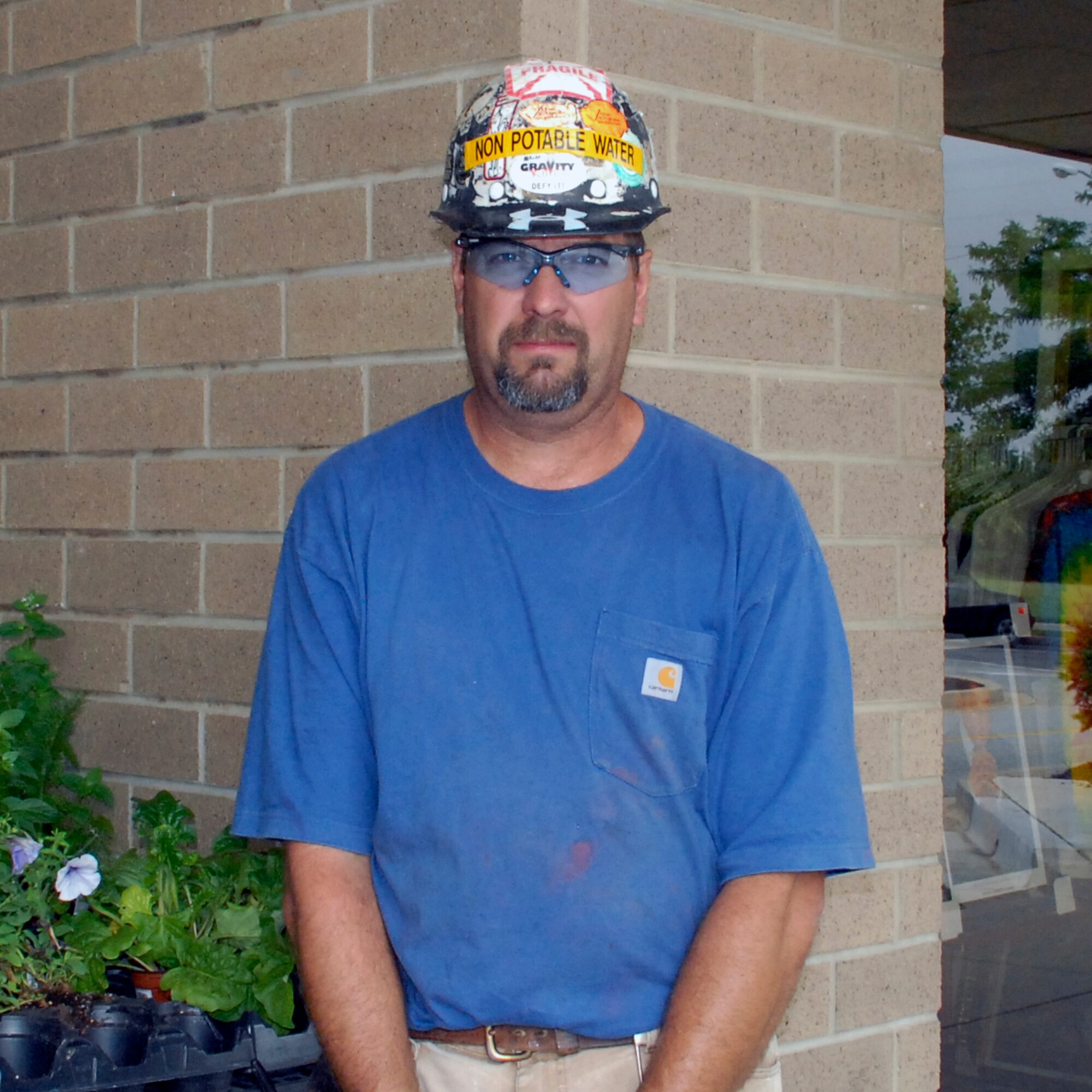 Contractor Richard Charnock is a regular customer at Maui Wowi and says "Good coffee and [Greg Goldman] is a nice guy and knows a lot about Kona coffee."