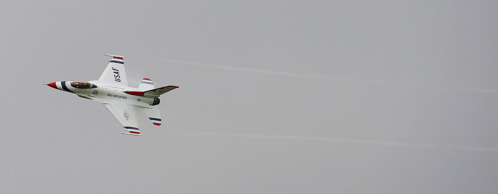 A U.S. Air Force Thunderbird F-16 Falcon soars through the sky above Dover Air Force Base, Del., June 18. Eight Thunderbirds are at Dover and scheduled to be the closing aerial demonstration for the base?s Open House and Air Show June 20 and 21. (U.S. Air Force Photo/Jason Minto)
