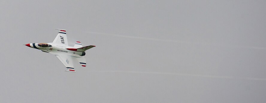 A U.S. Air Force Thunderbird F-16 Falcon soars through the sky above Dover Air Force Base, Del., June 18. Eight Thunderbirds are at Dover and scheduled to be the closing aerial demonstration for the base?s Open House and Air Show June 20 and 21. (U.S. Air Force Photo/Jason Minto)