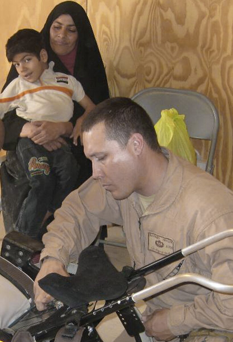 Reservists help get wheelchairs to needy Iraqi children > Air Force