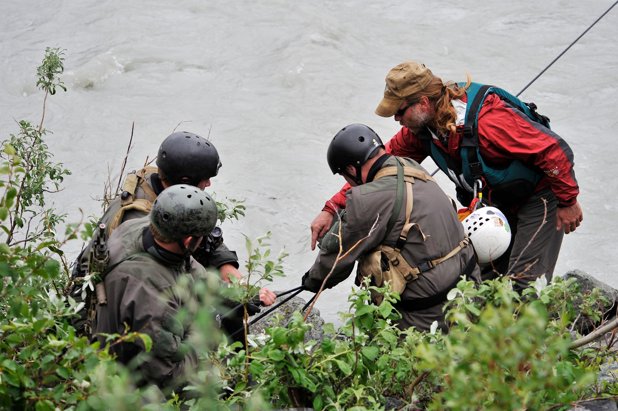 FORT WAINWRIGHT, Alaska -- Mr. Steven Decker teaches a group of Navy SEALs rope techniques during a river crossing exercise at Phelan Creek during NORTHERN EDGE 2009, June 17. NE09 is a large scale exercise hosted in Alaska to improve command, control and communications between the Armed Services. Mr. Decker is an instructor at the Northern Warfare Training Center. (U.S. Air Force photo/Staff Sgt. Christopher Boitz)