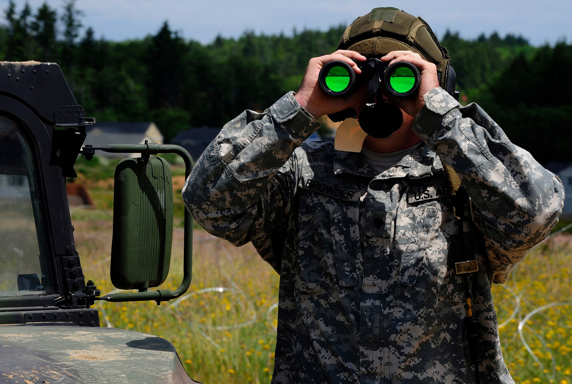 U.S. Army Specialist Jonathan Browder, Non-Commissioned Officer in Charge of Avenger Crew, 263rd Ant Air Missile Defense Command, South Carolina National Guard, search the sky for simulated enemy aircraft during Exercise Amalgam Dart, Camp Rilea, Oregon, June 17, 2009.  (U.S. Air Force photo by Technical Sgt. Sean M. Worrell) 
