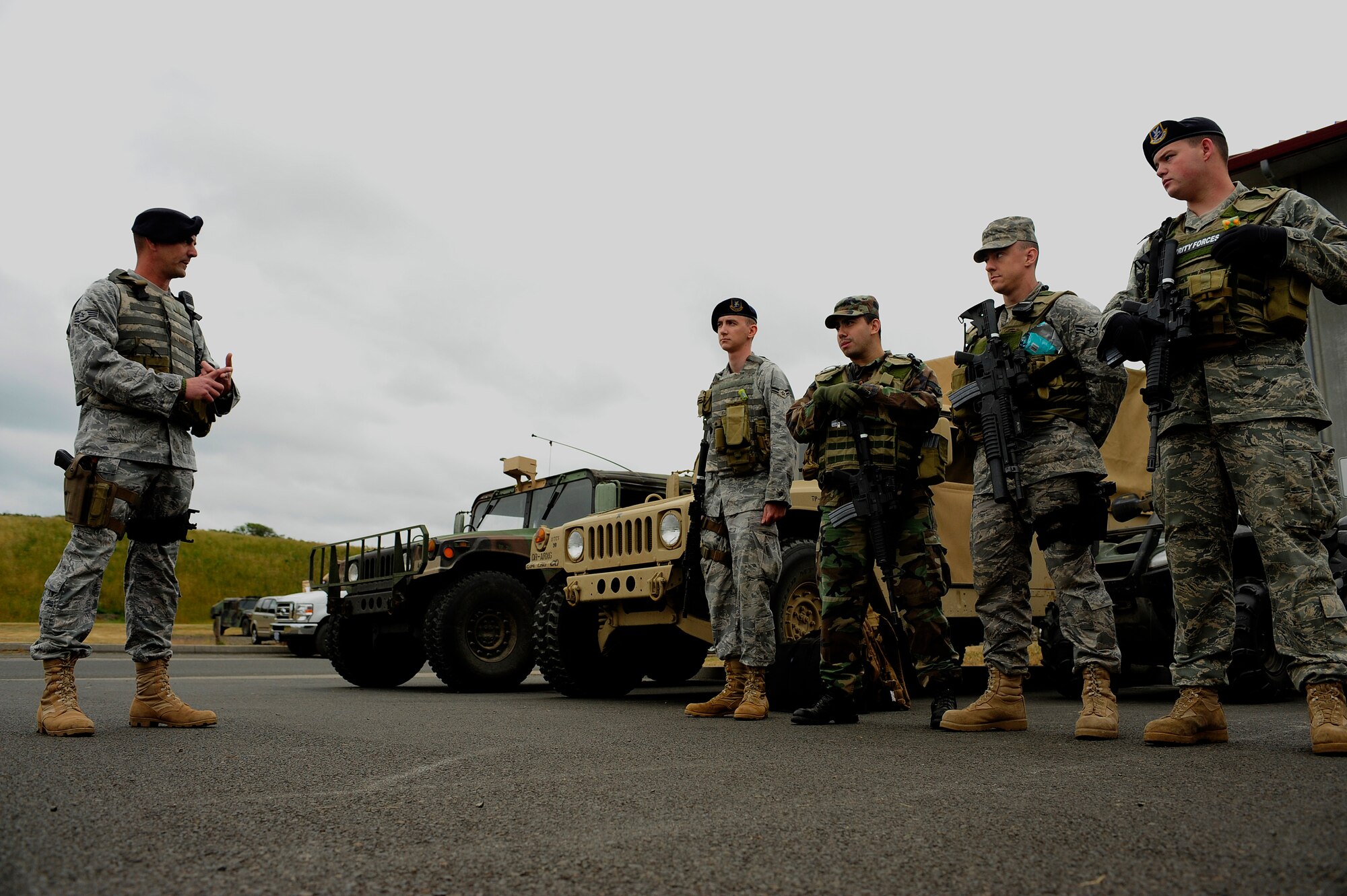 U.S. Air Force Staff Sgt. Mathew Ritchie, night shift Security Forces Flight Chief, 142nd Security Forces Squadron, Portland International Guard Base, Oregon National Guard, briefs his security crew of the day events during roll call during Exercise Amalgam Dart, Camp Rilea, Oregon, June 17, 2009.  (U.S. Air Force photo by Technical Sgt. Sean M. Worrell) 
