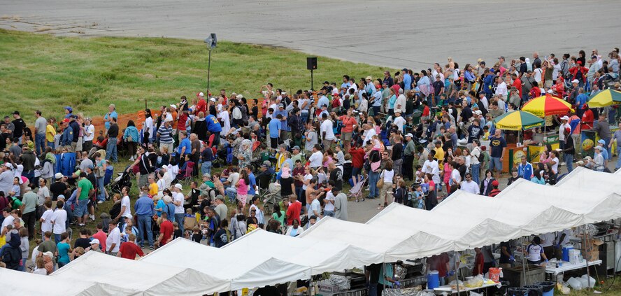 Spectators press against the fence to get a better view during the air show portion of the 2009 Dover Air Force Base Open House and Air Show June 21. Approximately 75,000 spectators attended the Open House and Air Show, according to early estimates. (U.S. Air Force photo/Jason Minto)