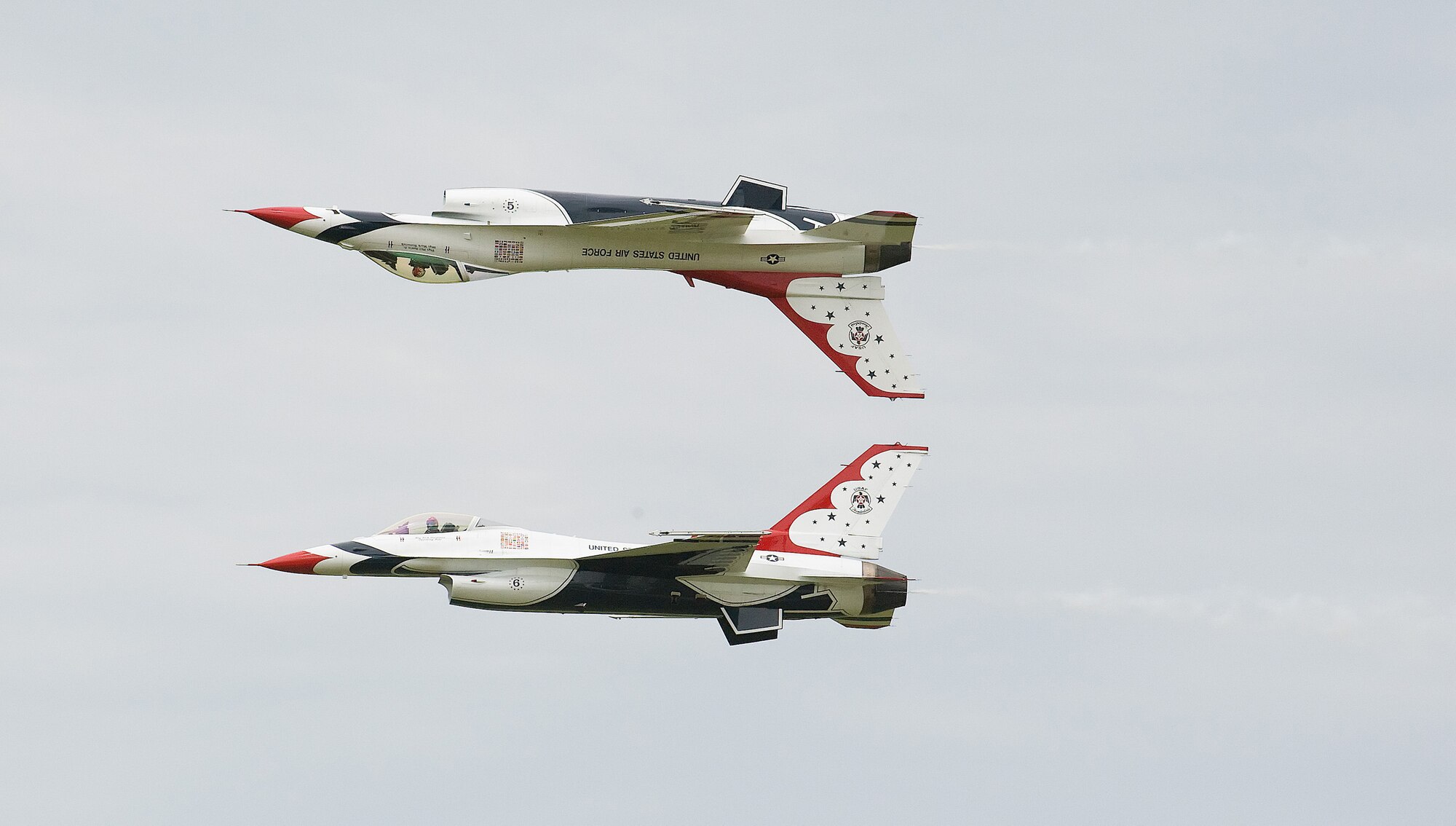 The Thunderbirds opposing solos perform the mirror formation during the Dover Air Force Base Open House and Air Show June 21. (U.S. Air Force photo/Tom Randle)