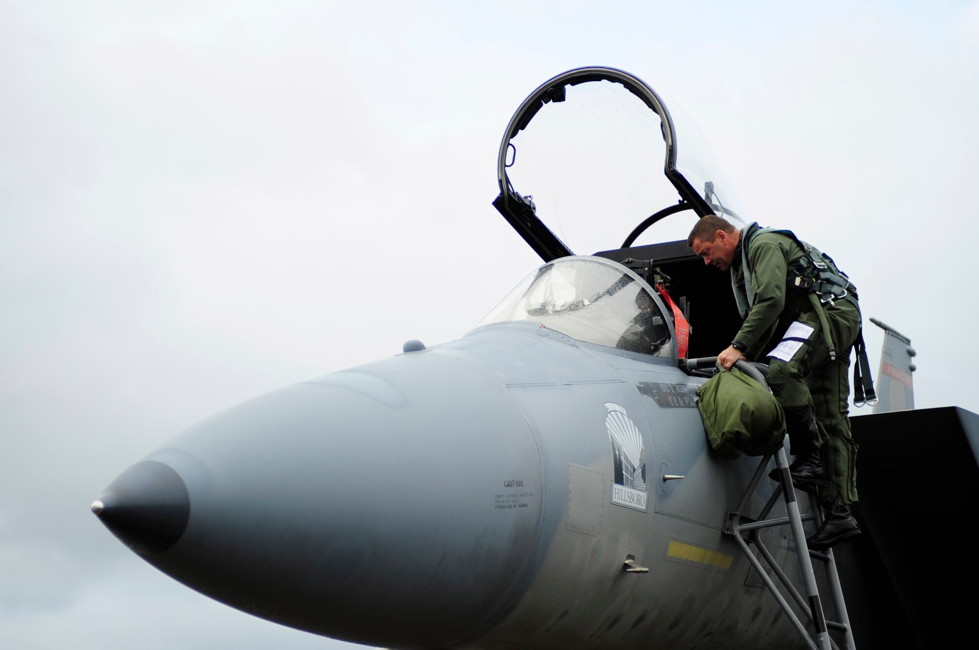 U.S. Air Force Col. John Kent, an F-15 Eagle pilot assigned to the the 142nd Fighter Wing, Portland Air National Guard Base, Ore., steps to his aircraft before flying a mission in support of Amalgam Dart 2009, June 19. Amalgam Dart is a field test of the Department of Defense's ability to rapidly deploy a total air integrated defense system in the U.S. in order to deter, detect and defeat airborne threats. (U.S. Air Force photo by Staff Sgt. Jacob N. Bailey)