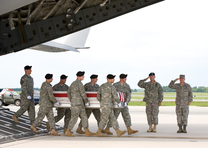 An Army carry team transfers the remains of Army Specialist Rodrigo Munguia Rivas, of Germantown, Md., at Dover Air Force Base, Del., June 22. He was assigned to the 710th Brigade Support Battalion, 3rd Brigade Combat Team, 10th Mountain Division (Light Infantry), Fort Drum, N.Y. (U.S. Air Force photo/Jason Minto)
