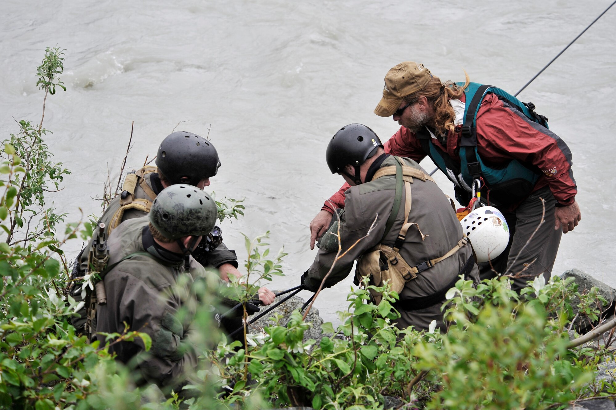 Steven Decker teaches a group of Navy SEALs rope techniques during a river crossing exercise during Northern Edge 2009 June 17 at Fort Wainwright, Alaska. Northern Edge is a large-scale exercise hosted in Alaska to improve command, control and communications between the armed services. Mr. Decker is an instructor at the Northern Warfare Training Center. (U.S. Air Force photo/Staff Sgt. Christopher Boitz) 