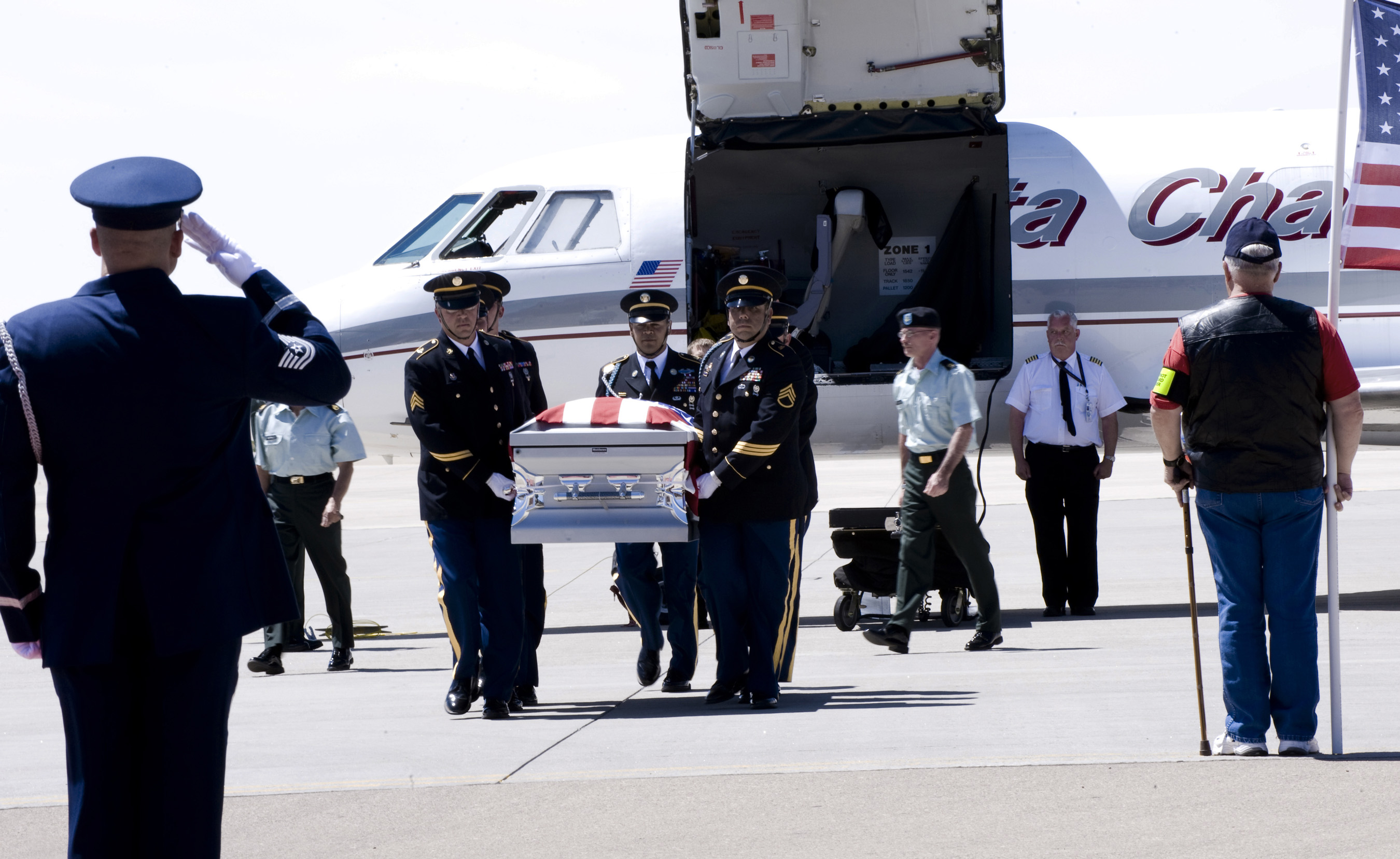 Holloman Airmen honor fallen Soldier > Air Force > Article Display