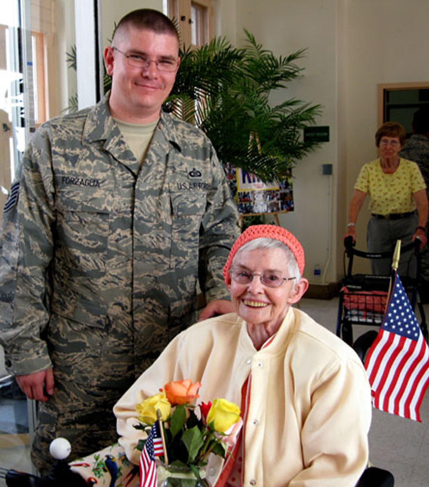 TRAVIS AIR FORCE BASE, Calif. -- Tech. Sgt. Jeff Forzaglia, a Reservist with the 349th Air Mobility Wing, visits with a resident of the California Veterans Home, Yountville, during Operation Gratitude June 20, 2009. A large group of reservists from the wing volunteer yearly to set up and serve a champagne brunch to the veterans to show appreciation for their service to America. Read the complete story in the August issue of the Contact magazine. (U.S. Air Force photo/Senior Master Sgt. Ellen Hatfield)