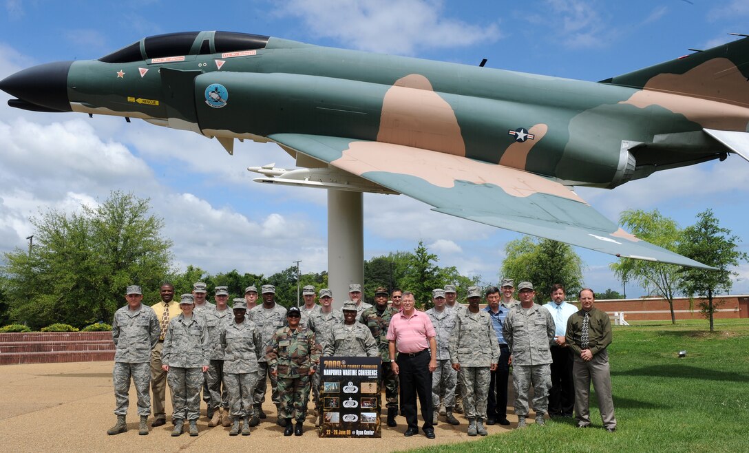 LANGLEY AIR FORCE BASE, Va. -- Members participating in the 2009 Air Combat Command Manpower Wartime Conference pose for a group photo June 23.  (U.S. Air Force photo/Senior Airman Zachary Wolf)