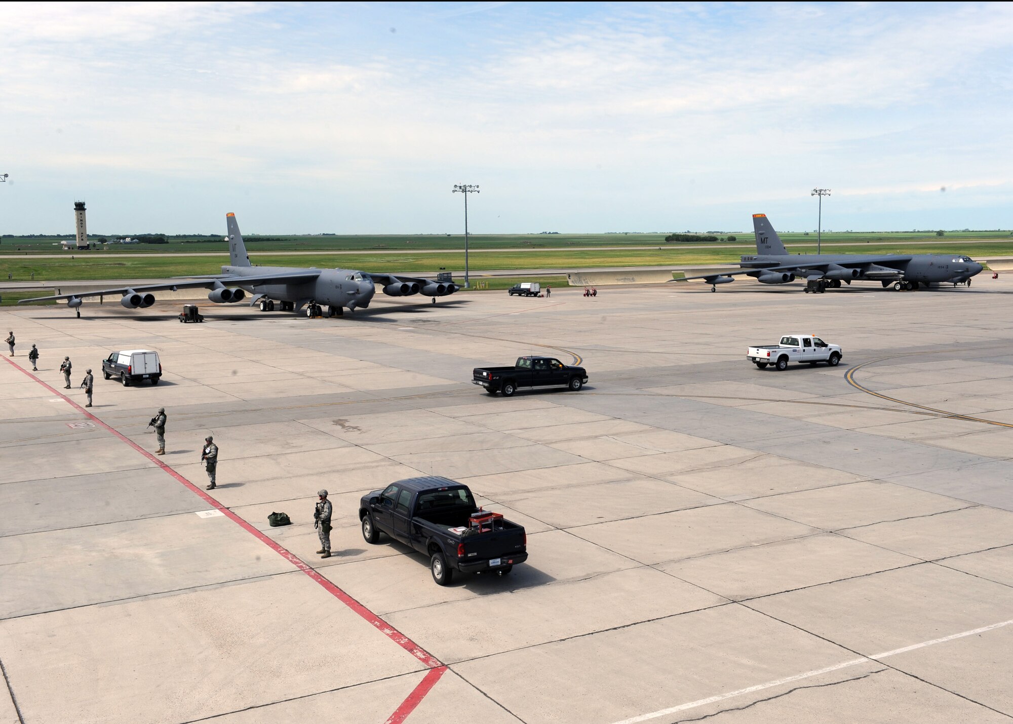 MINOT AIR FORCE BASE, ND -- Alert crews respond to their planes during the rapid launch portion of Global Thunder 09 here June 26. Global Thunder 09 is the USSTRATCOM Field Training Exercise and Battle Staff Exercise designed to exercise all mission areas with primary emphasis on Nuclear Command and Control (NC2). Global Thunder 09 provides training opportunities for component, task force, unit, forces, and command posts to deter, and if necessary defeat, a military attack against the United States and to employ forces as directed by the President. (U.S. Air Force photo by Staff Sgt. Dale Gosney)