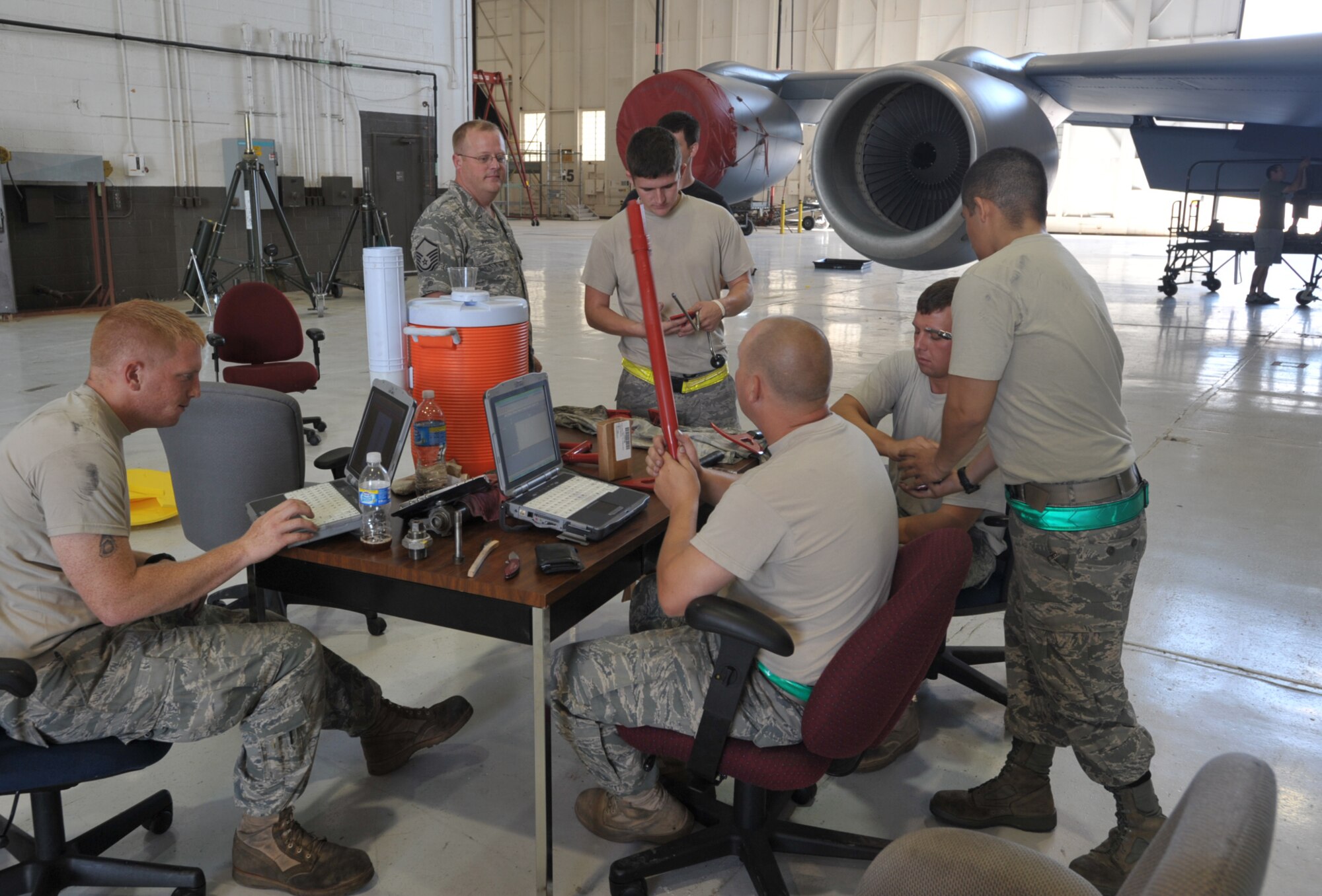 Master Sgt. Al Ryder (top left) talks with some active-duty Airmen assigned to a maintenance team preparing for Air Mobility Rodeo 2009. Sergeant Ryder is a Reservist assigned to the 931st Aircraft Maintenance Squadron. A "blended" team of Reserve and Regular (activ-duty) Airmen from McConnell are preparing for the biennial readiness competition for the first time. (U.S. Air Force photo/Tech. Sgt. Jason Schaap)
