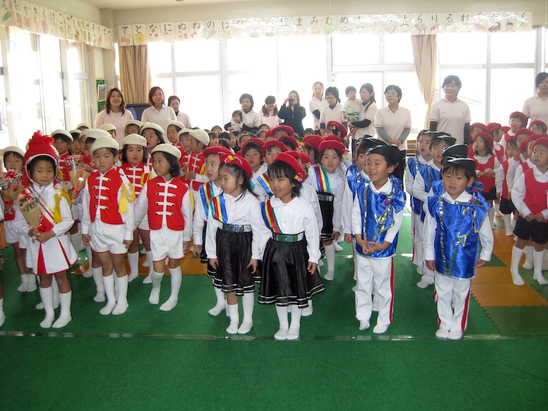 Kadena Airmen Volunteer Time To Japanese Children U S Air Force