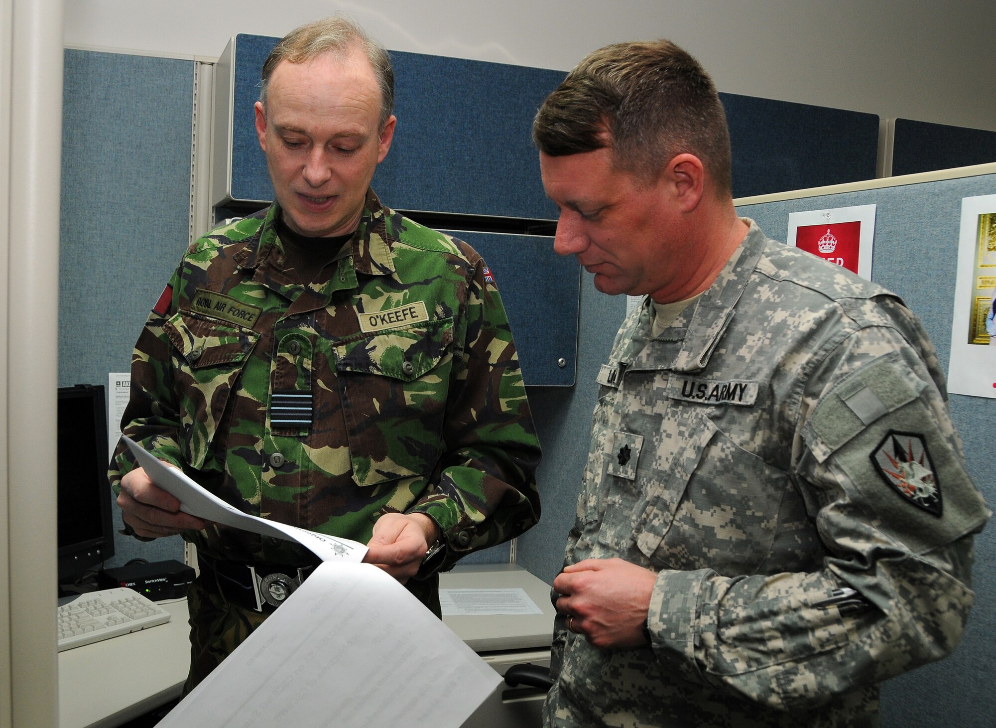 SCOTT AIR FORCE BASE, Ill. --Royal Air Force Wing Cmdr. Rick O’Keffe discusses a transportation issue with Lt. Col. Jeff Gulick.(Photo courtesy Bob Fehringer)
