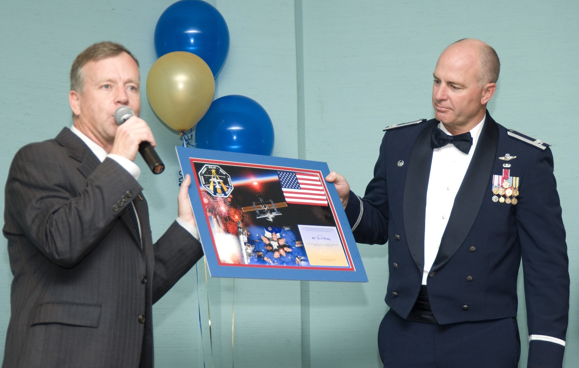 3/5/09- The 46th Test Wing held its annual awards banquet a the Eglin Officers Club, Feb 18.  Guest speaker was retired Air Force Colonel and astronaut Steve Lindsey.  Mr. Lindsey presented 46 TW commander, Col. Gary Plumb, a collage of his last space flight.  Mr. Lindsey worked for the 46 TW early in his career. (USAF photo)