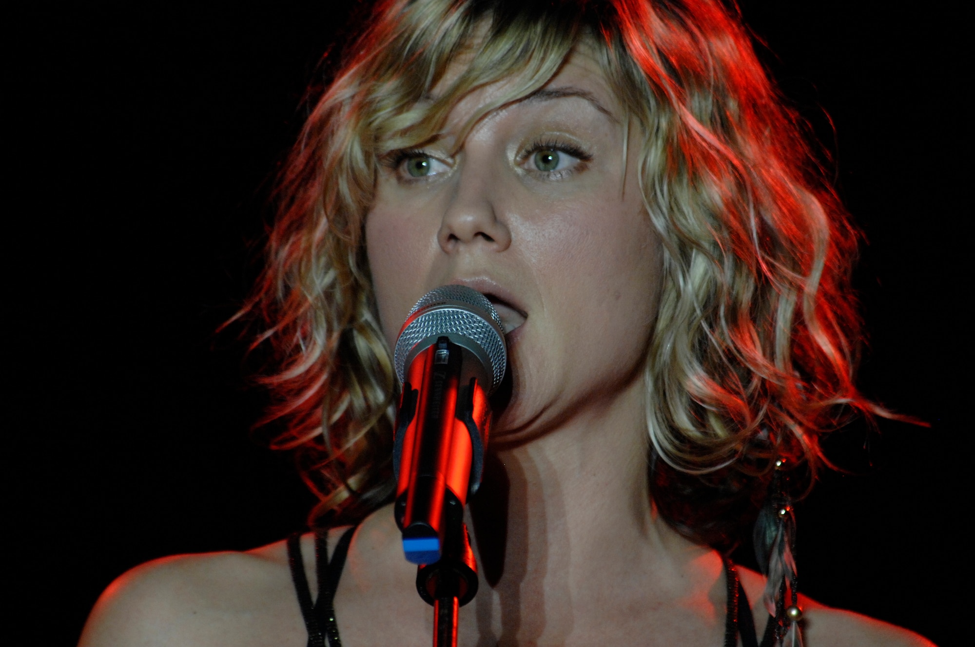 Jennifer Nettles, lead singer of the Grammy-winning duo, Sugarland, performs live for about 1,500 Aviano Airmen and civilians March 6 in a hangar on the base flightline. Aviano was the first stop on the country music band's first European tour. (U.S. Air Force photo/Airman 1st Class Ashley Wood)