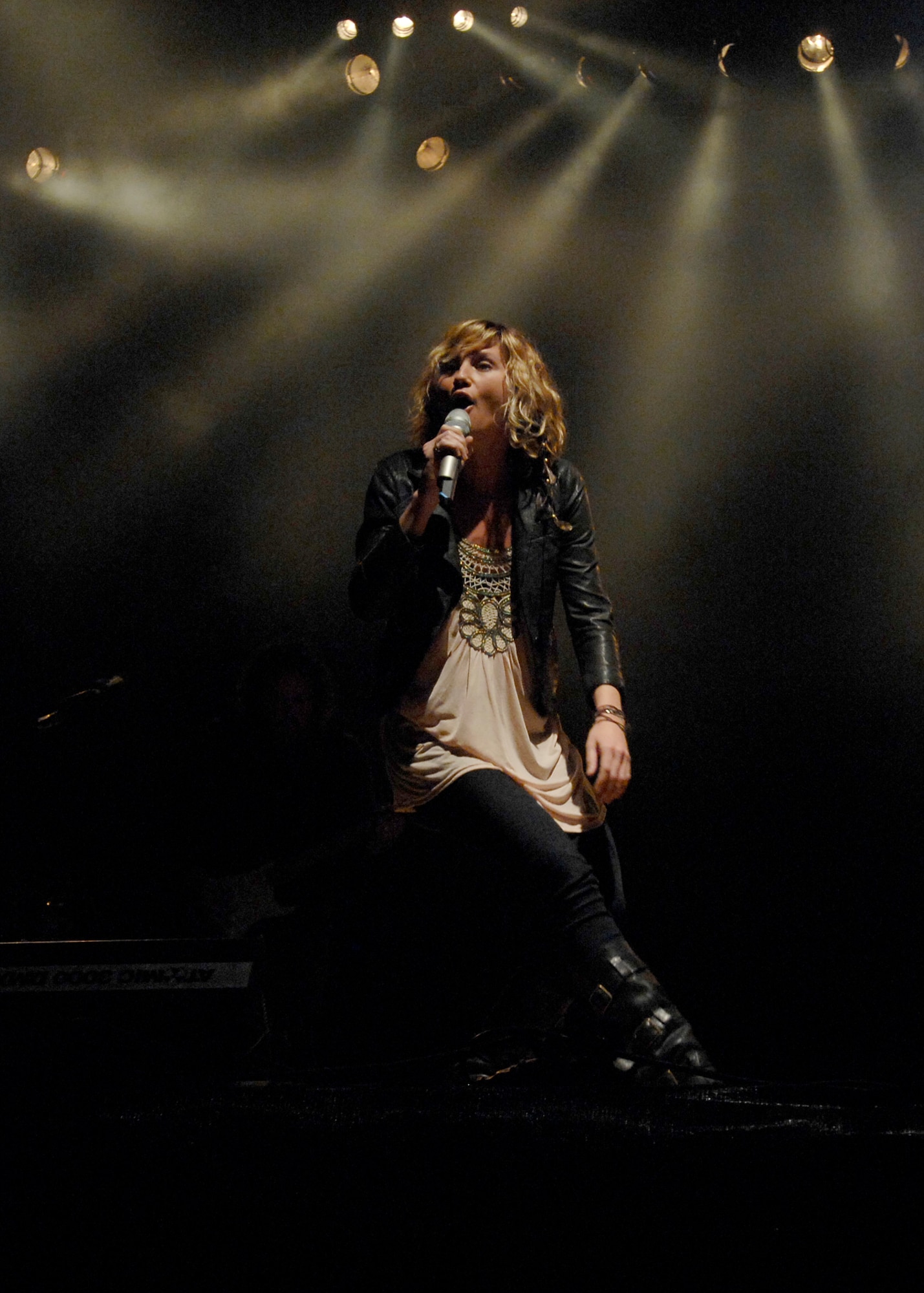 Jennifer Nettles, lead singer of country music band Sugarland, entertains about 1,500 Airmen, civilians and their families March 6 in a hangar on the Aviano Air Base, Italy, flightline. Aviano was the first stop on the band's first European tour. (U.S. Air Force photo/Airman 1st Class Ashley Wood) 