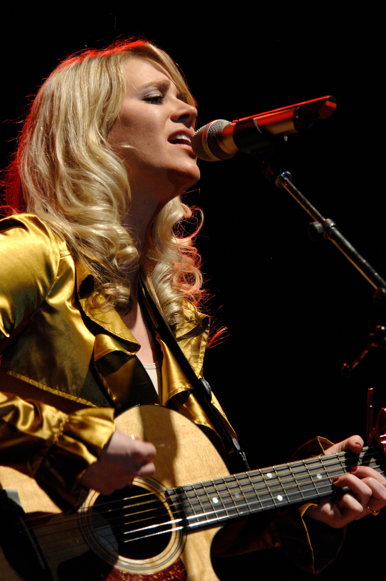 Katie Rae Davis performs in front of about 1,500 Aviano Airmen and civilians March 6 in a hangar on the base flightline. Ms. Davis, 2008 Rising Star Award recipient, opened up for Grammy-winning country music duo, Sugarland. (U.S. Air Force photo/Airman 1st Class Ashley Wood)