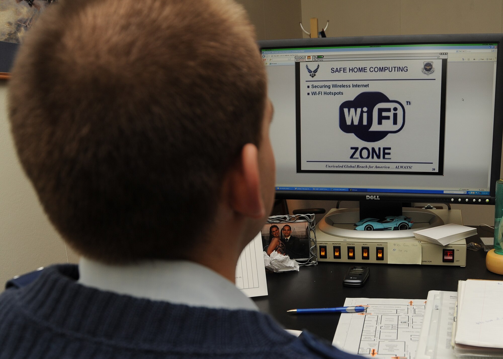 SCOTT AIR FORCE BASE, Ill. --All of Team Scott is encouraged to use the Web site, http://140.175.64.12/, to view the news online. Using individual sites clogs the network, potentially blocking vital information from being sent where it needs to be.(U.S. Air Force photo/Airman 1st Class Wesley Farnsworth) 