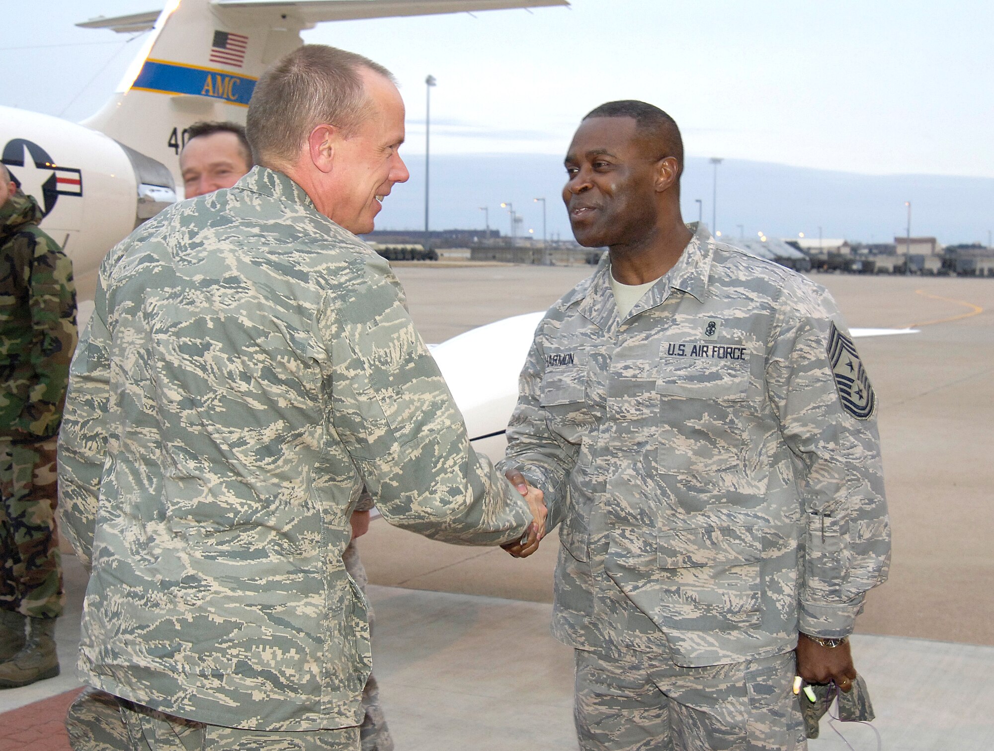 Gen. Donald Hoffman, commander of Air Force Materiel Command, is welcomed to Tinker Air Force Base March 11 by 72nd Air Base Wing Command Chief Master Sgt. Eric Harmon. The AFMC commander will spend the next three days at Tinker for his first trip here since taking command in November 2008. Air Force photo/Margo Wright 