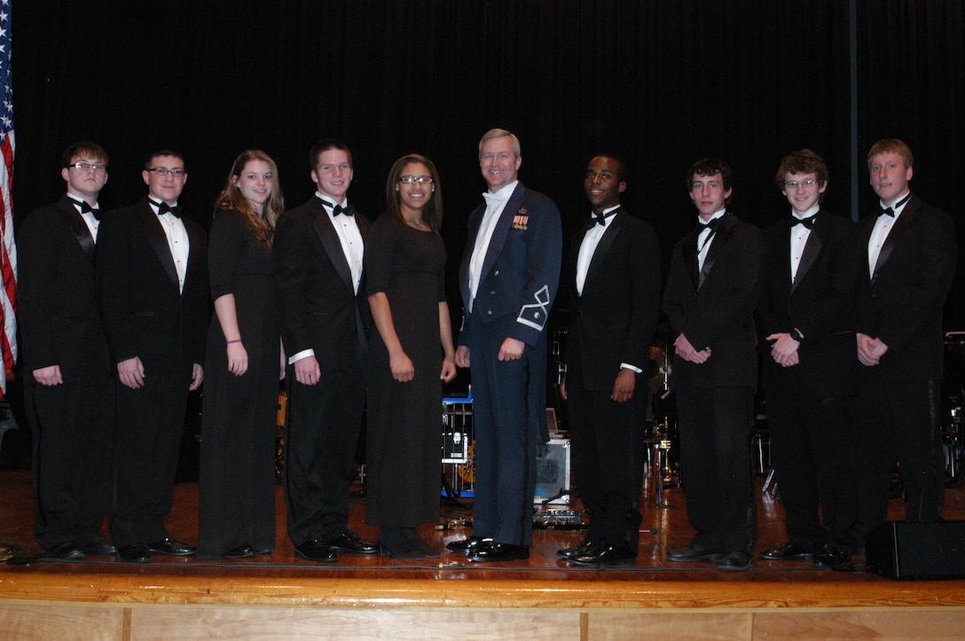 Louisville, KY students, their teacher and Lt Col Lang 