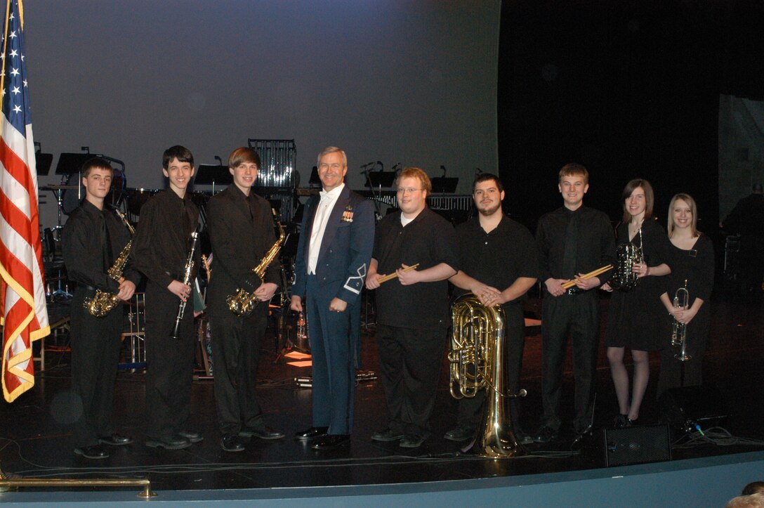 Henderson, KY students, their teacher and Lt Col Lang 