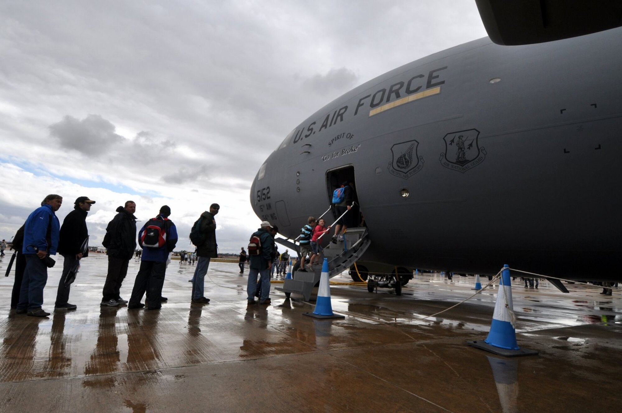 AVALON AIRPORT, Victoria, Australia – Thousands show up to take a firsthand look at the C-17 from the 535th Airlift Squadron, 15th Airlift Wing, Hickam Air Force Base, Hawaii, at the 2009 Australian International Airshow March 15. The C-17 was one of 11 U.S. military aircraft participating in the airshow. (U.S. Air Force photo/Tech. Sgt. Cohen A. Young)