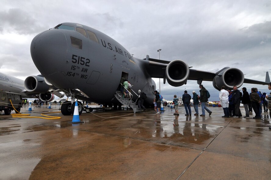 AVALON AIRPORT, Victoria, Australia – Thousands show up to take a firsthand look at the C-17 from the 535th Airlift Squadron, 15th Airlift Wing, Hickam Air Force Base, Hawaii, at the 2009 Australian International Airshow March 15. The C-17 was one of 11 U.S. military aircraft participating in the airshow. (U.S.  Air Force photo/Tech Sgt. Cohen A. Young) 