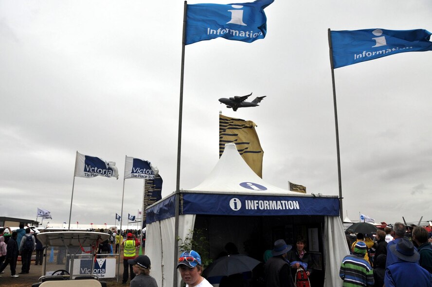 AVALON AIRPORT, Victoria, Australia – Thousands look up at the C-17 from the 535th Airlift Squadron, 15th Airlift Wing, Hickam Air Force Base, Hawaii, at the 2009 Australian International Airshow March 15. The C-17 was one of 11 U.S. military aircraft participating in the airshow. (U.S.  Air Force photo/Tech Sgt. Cohen A. Young) 