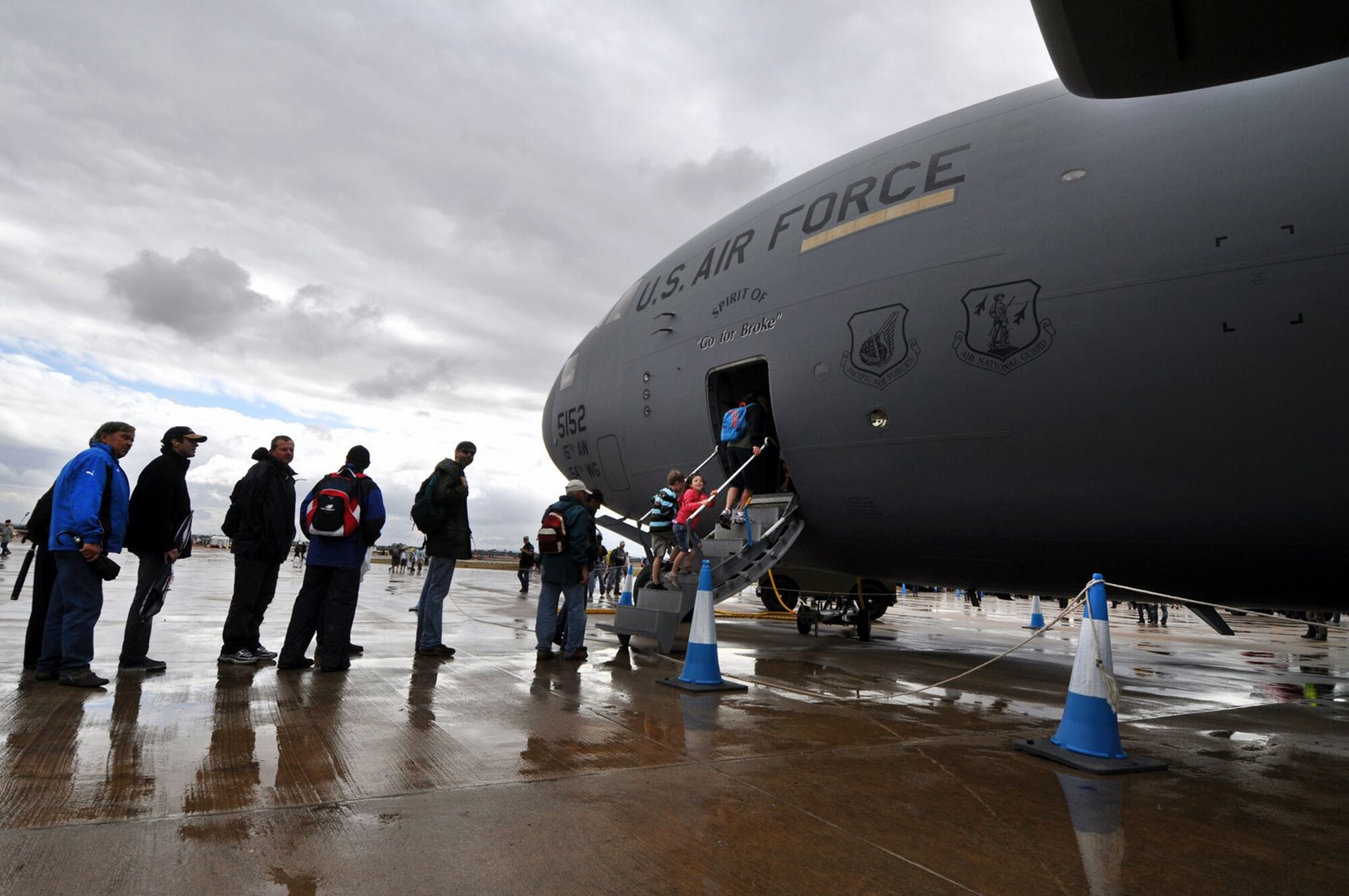 Airshow crowds take a firsthand look at a C-17 Globemaster III at the 2009 Australian International Airshow March 15 at Avalon Airport, Australia. The C-17, from the 535th Airlift Squadron from Hickam Air Force Base, Hawaii, was one of 11 U.S. military aircraft participating in the airshow. (U.S. Air Force photo/Tech. Sgt. Cohen A. Young) 
