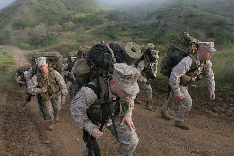 Command element hikes Reaper > 11th Marine Expeditionary Unit > News
