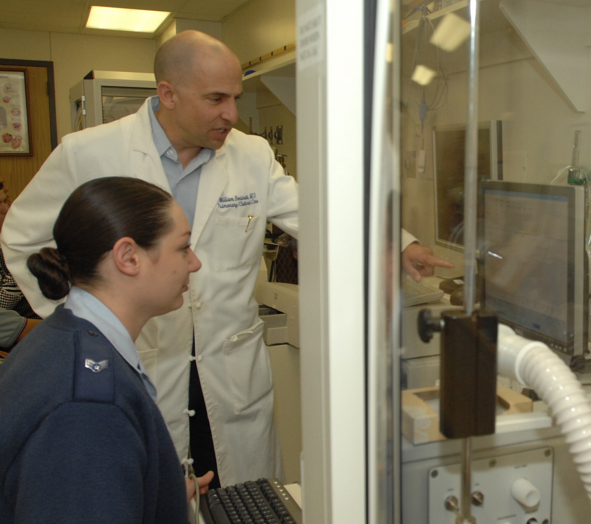Col. (Dr.) William Beninati, 59th Medical Operations Group commander (standing), and Senior Airman Sara Furman, cardiopulmonary technician, discuss the results provided by a plethysmograph, which measures patient pulmonary functions, on March 17 at Wilford Hall Medical Center, Lackland Air Force Base, Texas.  Col. Beninati is the recipient of the 2008 American Hospital Association Federal Health Care Executive Award for Excellence. (U.S. Air Force photo/Senior Airman Robert Barnett)