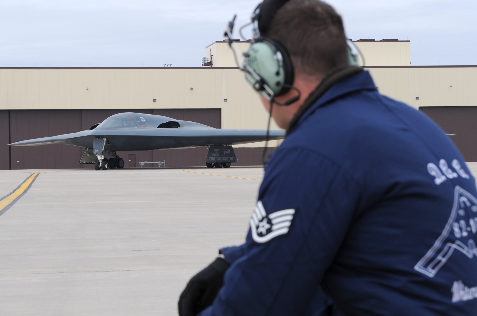 WHITEMAN AIR FORCE BASE, Mo. – Staff Sgt. Tyler Brantley, 509th Aircraft Maintenance Squadron dedicated crew chief, takes a knee in front of the “Spirit of Arizona” B-2 Stealth Bomber as it taxis in March 13. Sergeant Brantley is the dedicated crew chief assigned to the Spirit of Arizona and friend of Staff Sergeant Zachery Teague, 509th Aircraft Maintenance Squadron.  Sergeant Teague received the first enlisted flight in the B-2 for being named the 509th Maintenance Group Crew Chief of the Year for 2008. (U.S. Air Force photo/ Airman 1st Class Carlin Leslie)