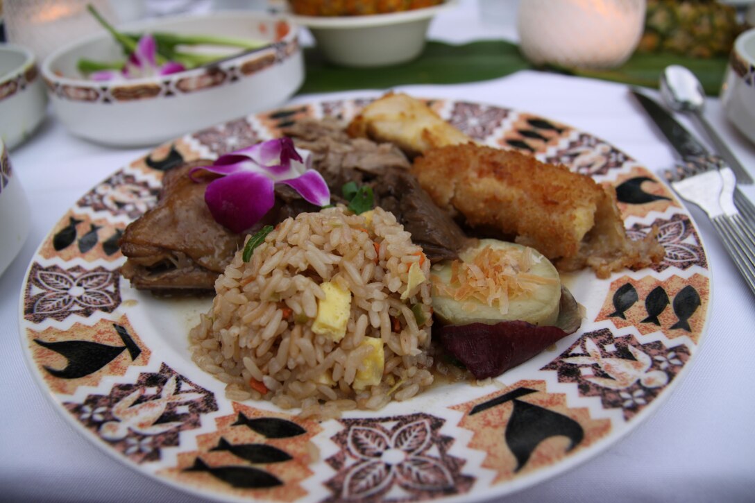 The Hale Koa Hotel luau serves up a meal of several types of meat, fish, rice and other dside dishes. The Hale Koa hosts a luau on Mondays and Thursdays at 5 p.m.