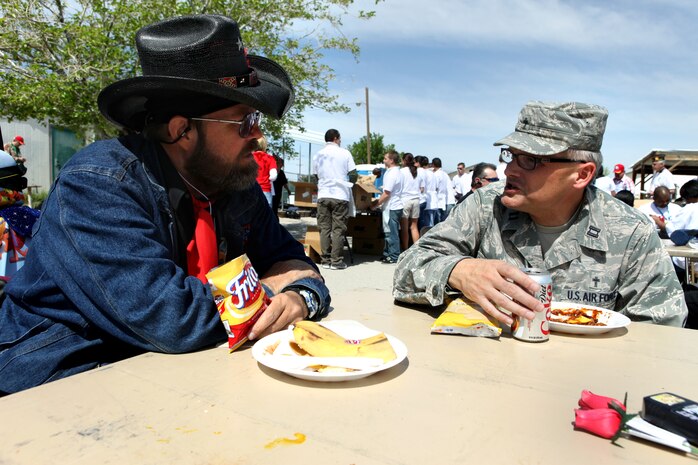 Capt. David Knight, 99th Air Base Wing chaplain, enjoys a conversation and
lunch with a veteran during the 2009 Las Vegas Veterans Stand Down, March
25. More than 150 Airmen from Nellis and Creech Air Force Bases, Nev., took part in the two-day event and assisted more than 400 homeless veterans. Some of the services offered to the veterans included medical services, clothing, placement in homes and providing home-cooked meals. (U.S. Air Force photo by Lawrence Crespo)


