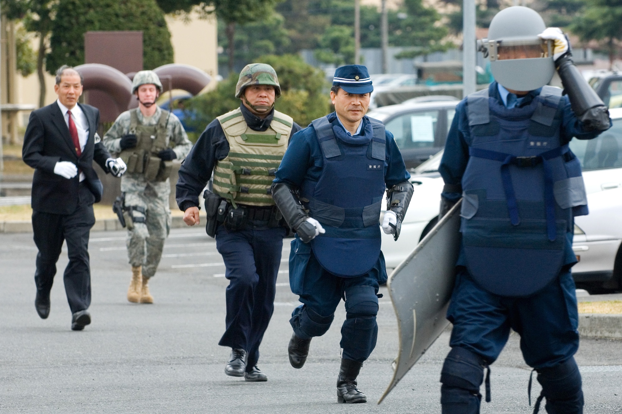 Yokota Airmen train with Japanese police > Air Force