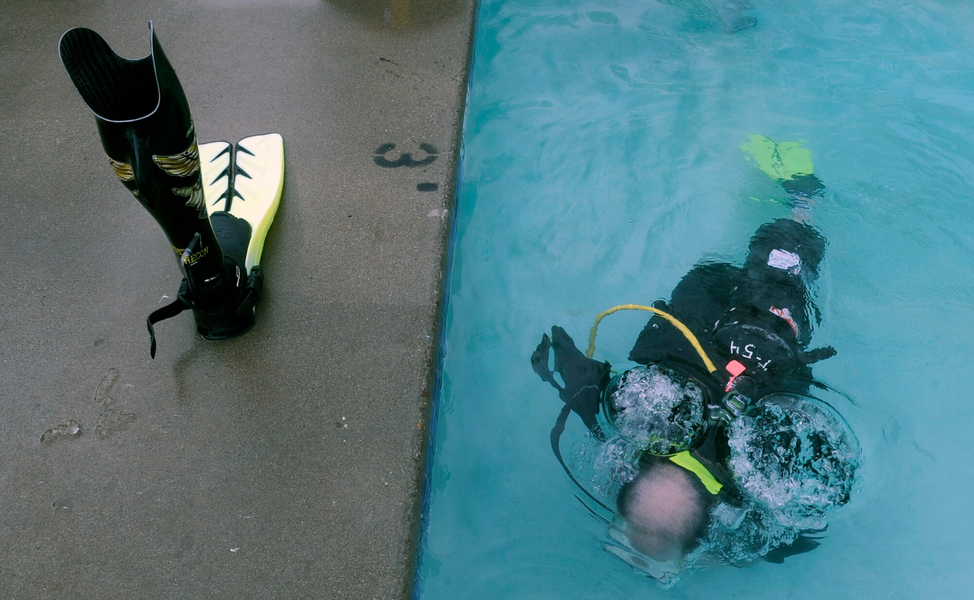 Bill White learns to scuba dive inside a pool at the Silver Tree Hotel during the 23rd National Disabled Veterans Winter Sports Clinic held March at the Snowmass Village, Colo. Mr. White is prior Marine Corps and is from Wood Dale, Ill. (U.S. Air Force photo/Staff Sgt. Desiree N. Palacios)
