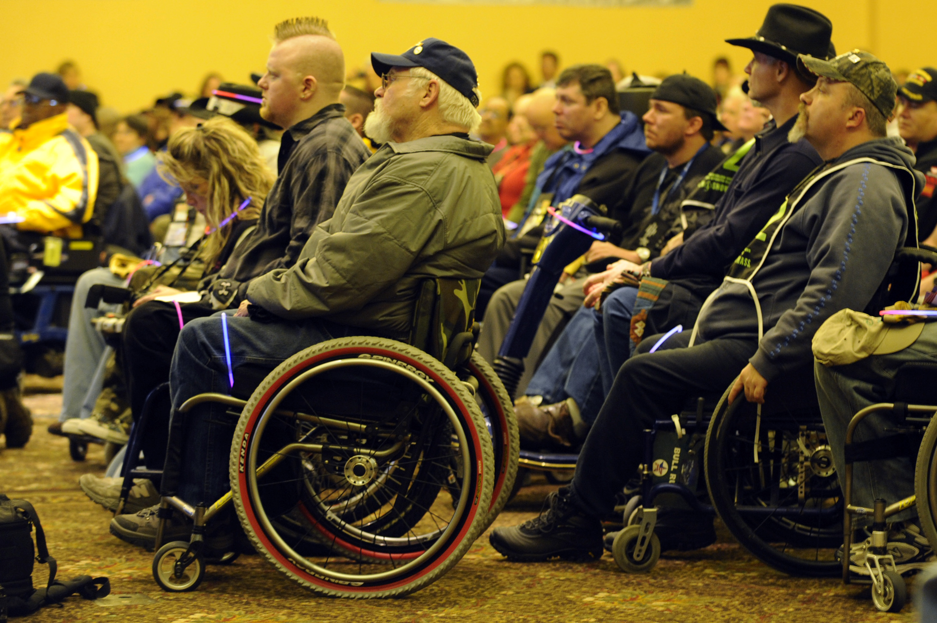 Luke Airmen assist disabled veterans at ski clinic > U.S. Air Force