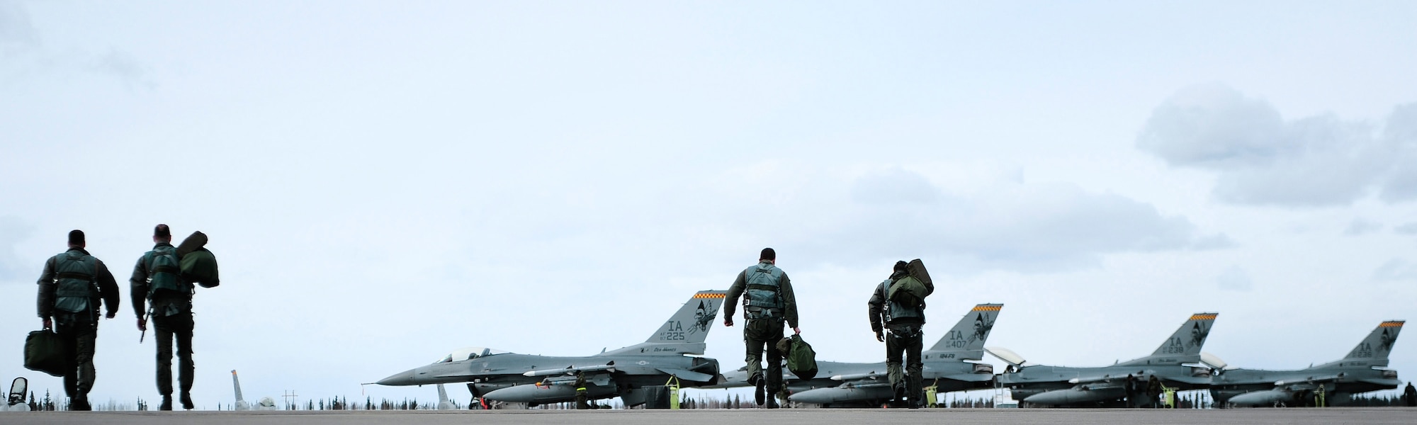 Pilots from the 124th Fighter Squadron at Des Moines, Iowa, walk to their F-16 Fighting Falcons during Red Flag-Alaska 09-2 April 24 at Eielson Air Force Base, Alaska. The exercise enables aviation units to sharpen their skills by flying ten simulated combat sorties in a realistic threat environment. (U.S. Air Force photo/Senior Airman Jonathan Snyder)